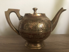 Ceainic vechi englezesc cu capac,din bronz masiv,cu decoratiuni foto
