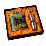 Set cadou pentru barbati &ndash; Plosca cu accesorii &ndash; Design cu cal