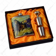 Set cadou pentru barbati &ndash; Plosca cu accesorii &ndash; Design cu cal