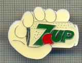 Y 526 INSIGNA - ,,7 UP&quot;-O CUTIE DE SUC INTR-O MANA 6 DEGETE?-PENTRU COLECTIONARI