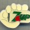 Y 526 INSIGNA - ,,7 UP&quot;-O CUTIE DE SUC INTR-O MANA 6 DEGETE?-PENTRU COLECTIONARI