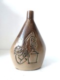 Sticla / Carafă ceramic vintage (22 cm) cu decor &icirc;n relief &mdash; scenă distilerie/alambic &ndash; bărbat degust&acirc;nd rachiu &ndash; rustic, decor bar