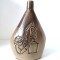 Sticla / Carafă ceramic vintage (22 cm) cu decor &icirc;n relief &mdash; scenă distilerie/alambic &ndash; bărbat degust&acirc;nd rachiu &ndash; rustic, decor bar