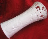 VAZA PORTELAN ENGLEZESC PERFORAT TRAFORAT ROYAL COUNTRY ANGLIA DECOR IN RELIEF CU FLORI FRUCTE SI PASARI 24.5 CM