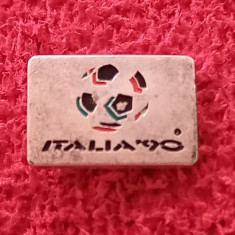 Insigna fotbal Campionatul Mondial de Fotbal ITALIA`90(fabricata Bertoni-Milano)