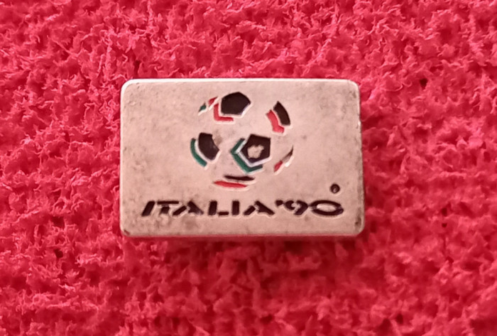 Insigna fotbal Campionatul Mondial de Fotbal ITALIA`90(fabricata Bertoni-Milano)