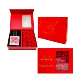 Cumpara ieftin Cutie cadou Love Forever cu 12 trandafiri de sapun si apa de parfum Avon Lov u pentru femei 30 ml, cadou elegant si rafinat