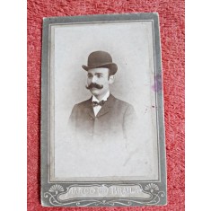 Fotografie tip CDV, barbat cu palarie si mustata, inceput de secol XX