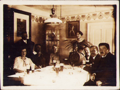 HST P1459 Poză veche petrecere cu butoi de bere pe masă foto