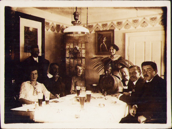 HST P1459 Poză veche petrecere cu butoi de bere pe masă