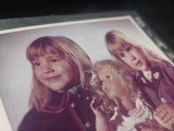 FOTO VECHE 1970,Foto color 1970 veche cu DANA-BIANCA si Papusa veche Aradeanca
