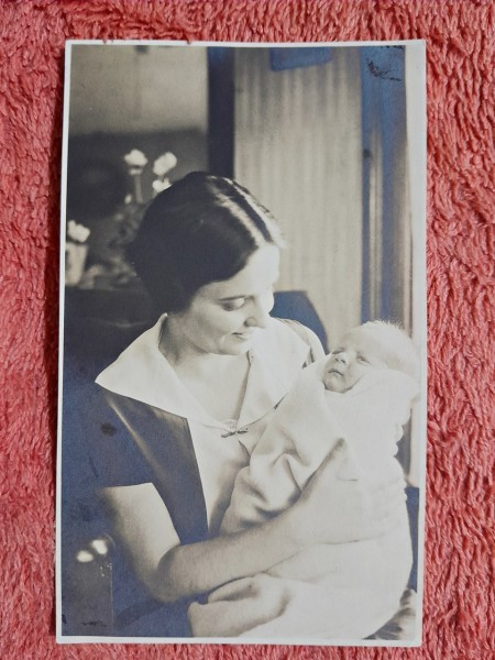 Fotografie, Geo la 20 de zile (dr. Litarczek, parintele radiologiei romanesti) nascut la Boston, impreuna cu mama sa, 1926
