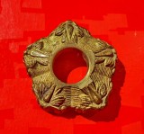 H85-Aplica ornament antica cu pasare stilizata in zbor si 5 colturi anii 1900 bronz masiv aurit stare buna.