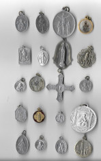 Lot medalioane religioase diferite foto