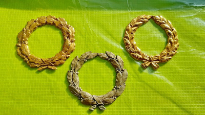 E815-Set 3 ornamente stil Empire lauri vechi aplicative culori:aur-argint-bronz. Diametrul 8 cm. foto