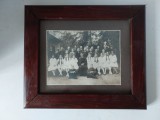 Fotografie veche (anii 20-30) inramata si sub sticla, rama de lemn, 27x23.5cm, scoala de duminica (catolica) cu preot, Transilvania