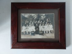 Fotografie veche (anii 20-30) inramata si sub sticla, rama de lemn, 27x23.5cm, scoala de duminica (catolica) cu preot, Transilvania