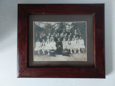 Fotografie veche (anii 20-30) inramata si sub sticla, rama de lemn, 27x23.5cm, scoala de duminica (catolica) cu preot, Transilvania foto
