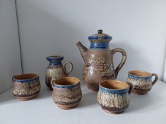 Set ceramica Belgia vintage, anii 70, fat lava, 4 cani de ceai/cafea + carafa lapte + ceainic, seamat si cu eticheta Made in Belgium