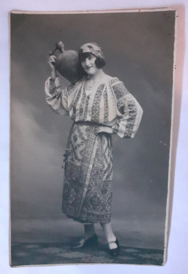 Carte poștală cu femeie cu ulcior &amp;icirc;n costum popular foto