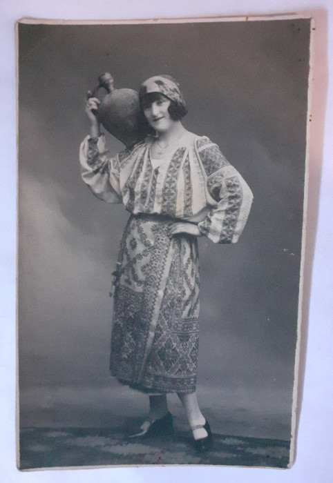 Carte poștală cu femeie cu ulcior &icirc;n costum popular