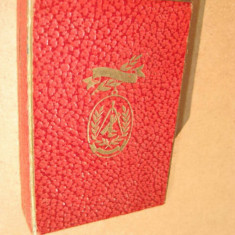 7575-I-Cutie veche Decoratie Medalie Insigna carton rosu cu auriu.