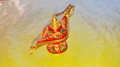 G298-Lampa mica decorativa stil Aladin metal colorat si aurit frumos ornamentata in stare buna. Lungime 8,5 cm, inaltime 5 cm.