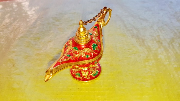 G298-Lampa mica decorativa stil Aladin metal colorat si aurit frumos ornamentata in stare buna. Lungime 8,5 cm, inaltime 5 cm.