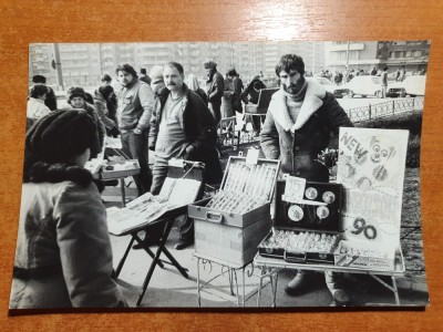 fotografie vanzatori de martisoare 1990 foto