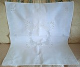 Fata de masa Vintage din bumbac cu broderie pe fir tip grila si broderie florala, manuala- ALB