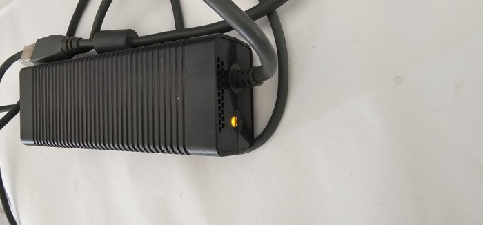 ALIMENTATOR XBOX 360 , MODEL Microsoft DPSN 186 CB -1A .