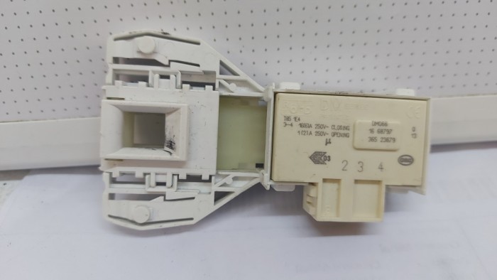 Mecanism inchidere usa Masina de spalat Indesit Innex BWSA 61053 / C164