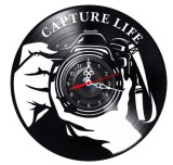 Ceas de perete decorativ realizat din disc de vinil, Model Fotografie Aparat Foto DSLR, Capture Life, Negru, 30 cm