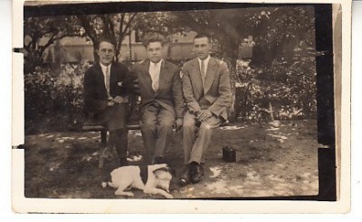 M1 G 16 - FOTO - Fotografie foarte veche - barbati pe banca cu caine - anii 1930 foto