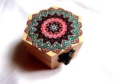 Cutie lemn hexagonala decorata&nbsp; cu mandala 35812