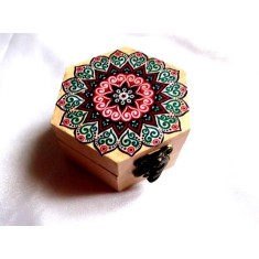 Cutie lemn hexagonala decorata&nbsp; cu mandala 35812