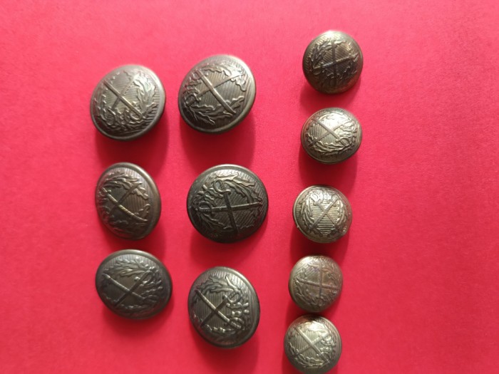 lot 11 nasturi militari Infanterie Romania Regala , 6 mari ,5 mici ,stare excelenta