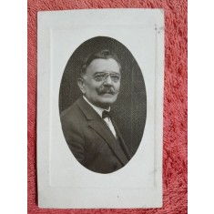 Fotografie tip carte postala, barbat cu ochelari, perioada interbelica