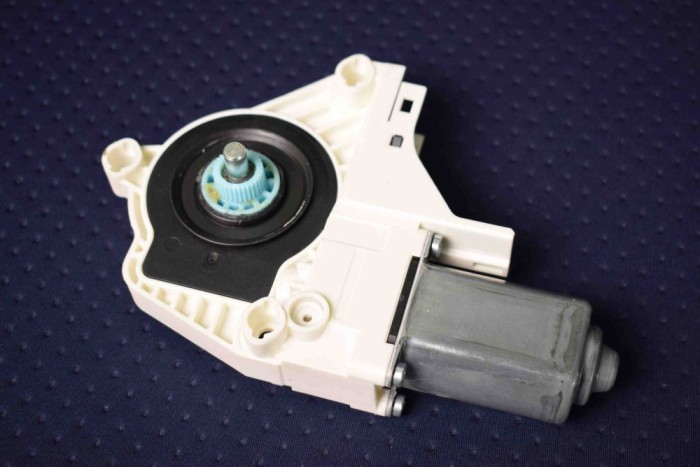 Motor macara geam ușă dreapta față AUDI A6 4G2, C7, 4GC 2013 OEM: 8K0959802B 2405701