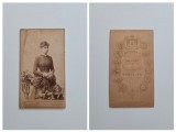 Fotografie de colectie CDV Atelier Kossak Jozsef, Doamna eleganta, Temesvar, Timisoara, Banat, Romania, Austro-Ungaria, ca. 1890