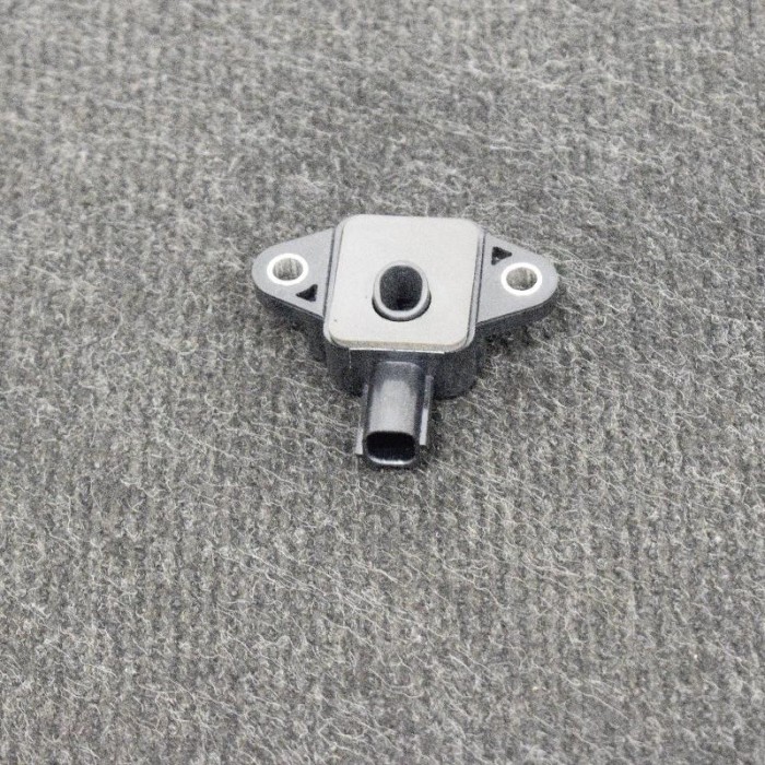 Senzor de impact dreapta față TESLA MODEL S 2014 OEM: 1005275-00-A 10050415