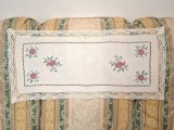 Napron/ Centru de masa Vintage din In cu cusutura manuala florala si margine de dantela croset