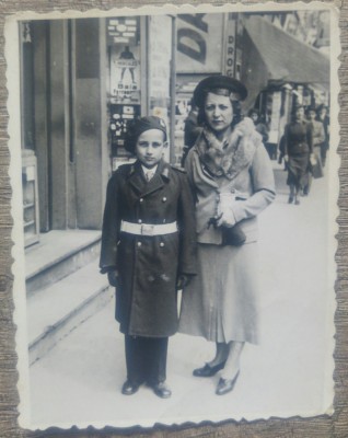 Stradala Centrul Vechi al Ploiestiului, elev militar, reclame// fotografie foto