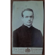 Fotografie tip CDV, barbat cu tunica si ochelari, inceput de secol XX