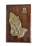 PLACĂ RELIGIOASĂ VINTAGE DIN LEMN ȘI ALAMA, M&Acirc;INI DE RUGĂCIUNE