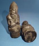 Set de doua piese de sah cavaleri sufland in corn, 2 ture negre, cel mai probabil rasina, 8 cm h robuste stare buna L.O.S.T4