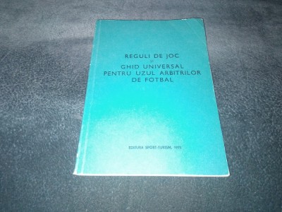 REGULI DE JOC SI GHID UNIVERSAL PENTRU UZUL ARBITRILOR DE FOTBAL 1975 foto