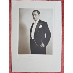 Fotografie pe carton, barbat cu papion, 1940