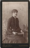 M1854N Femeie cu ceas și evantai, studio Josef Kato, Blasendorf/Blaj
