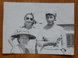 Cumpara ieftin Fotografie originala , Medi Dinu cu 2 prietene , 1959